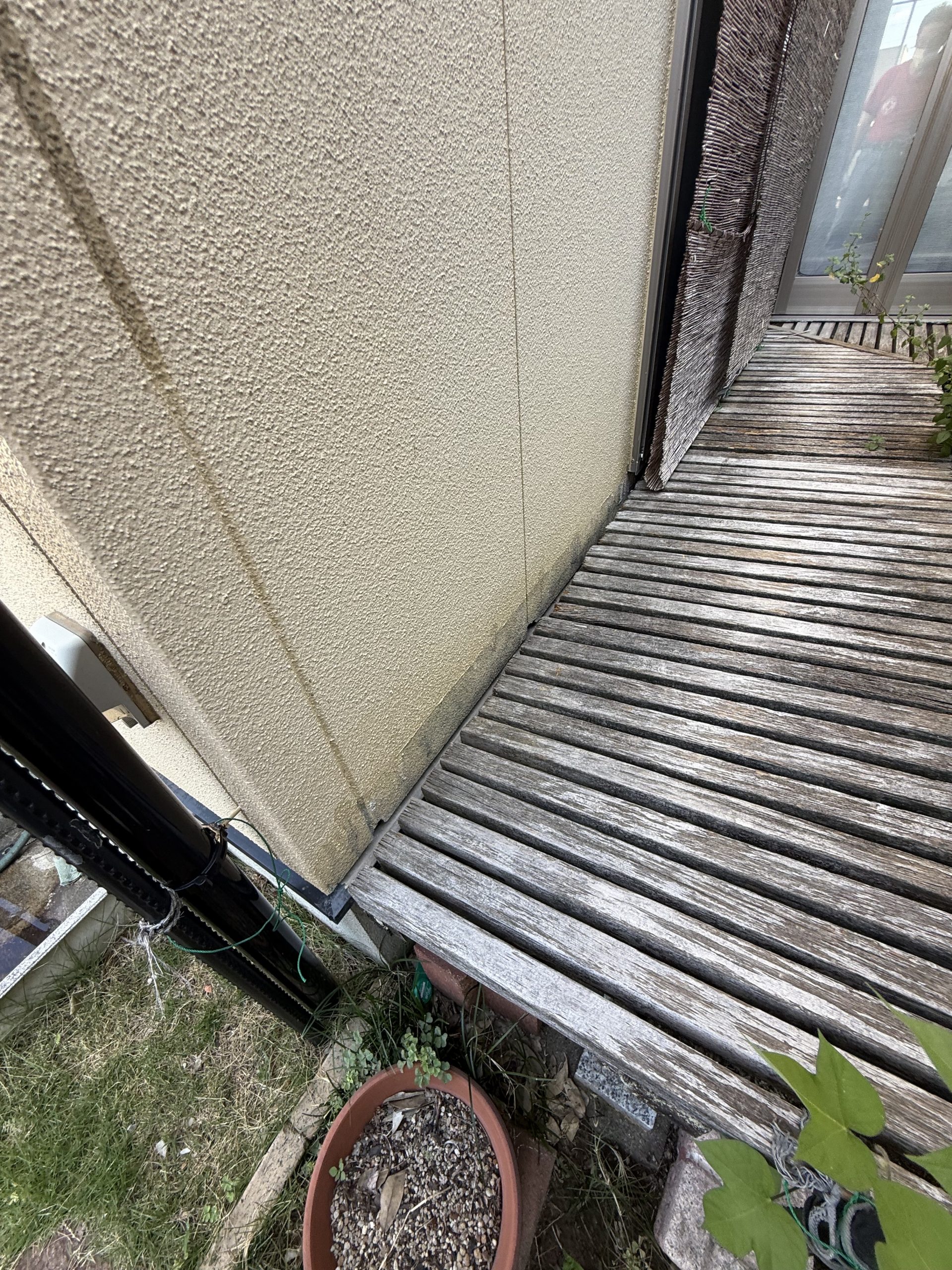 濡れ縁が傷んでいます