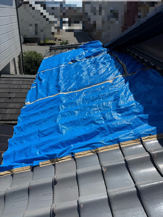 雨漏りのためブルーシートで養生されていました