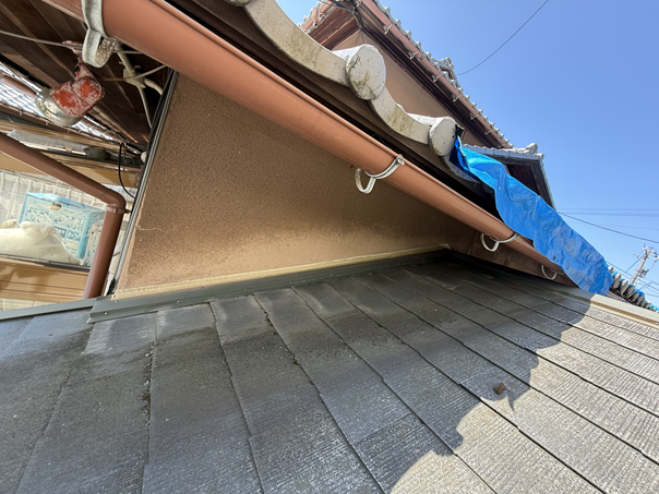 コロニアル屋根と外壁の取り合い