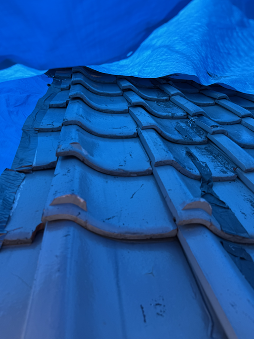 瓦がガタついています