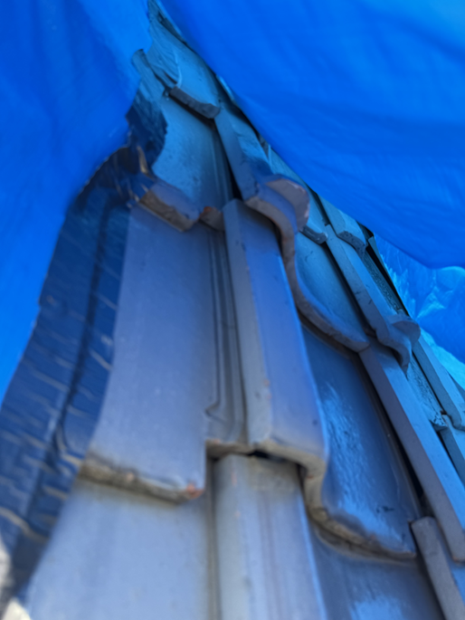 瓦がガタついています