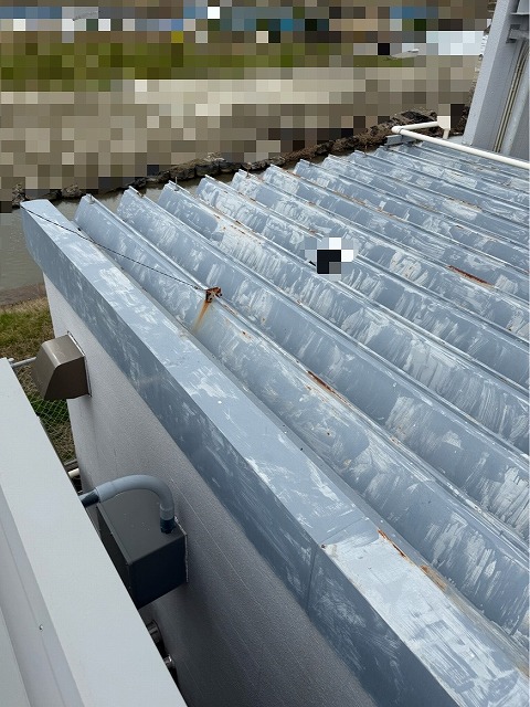 折半屋根　カバー工事　施工前