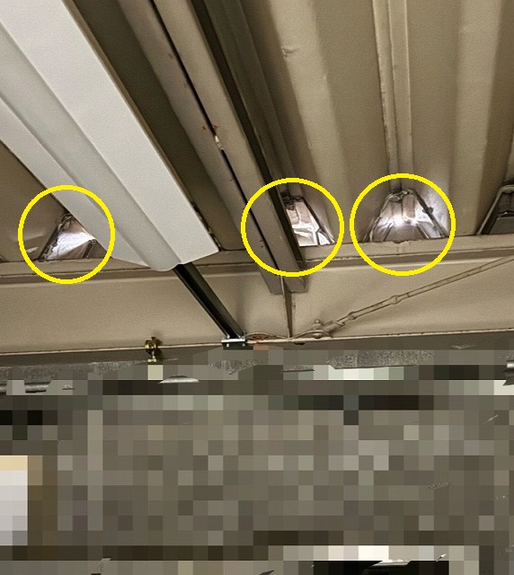 折半屋根　カバー工事　施工前　隙間