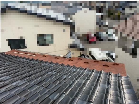 奴葺きの屋根から雨漏り