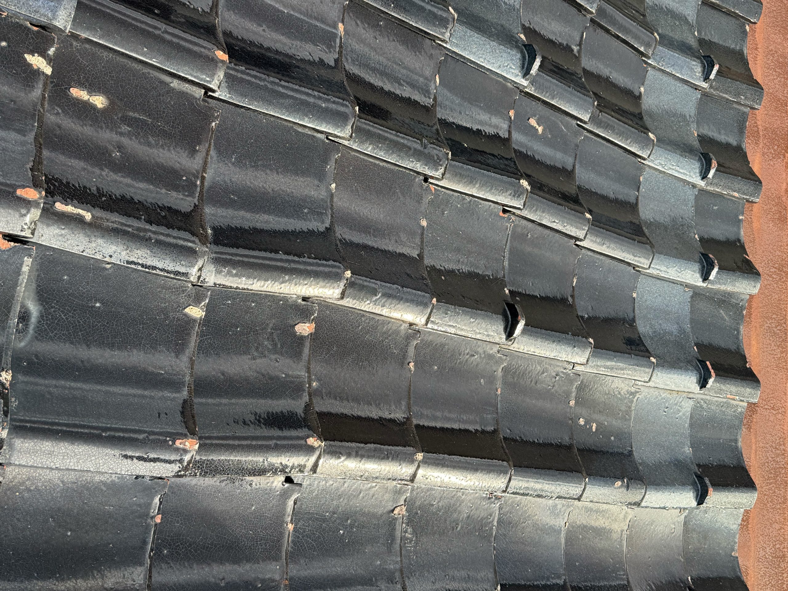 瓦ががたついています