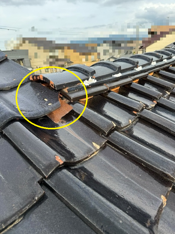 瓦屋根の棟部分から雨漏りしていました