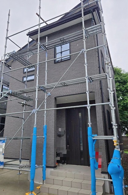 足場　雨樋　掃除　落ち葉除けネット　設置前