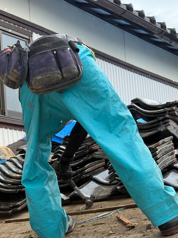 瓦屋根の瓦を取り外していきます