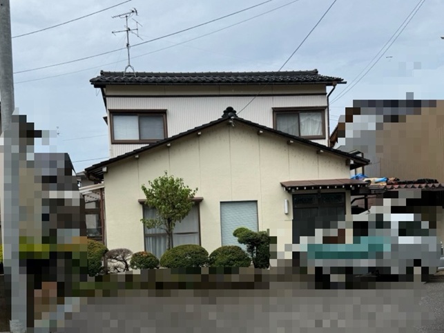 下屋根の締め直し工事を行います