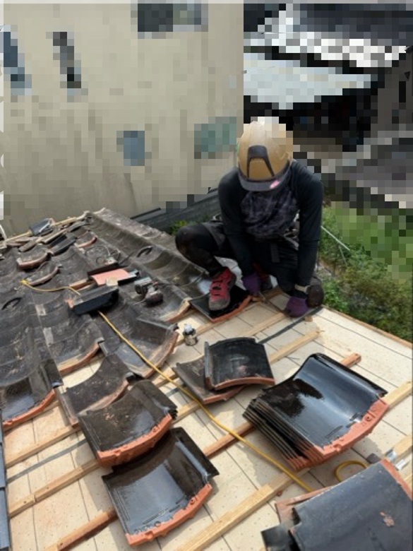 瓦を１枚１枚固定しています