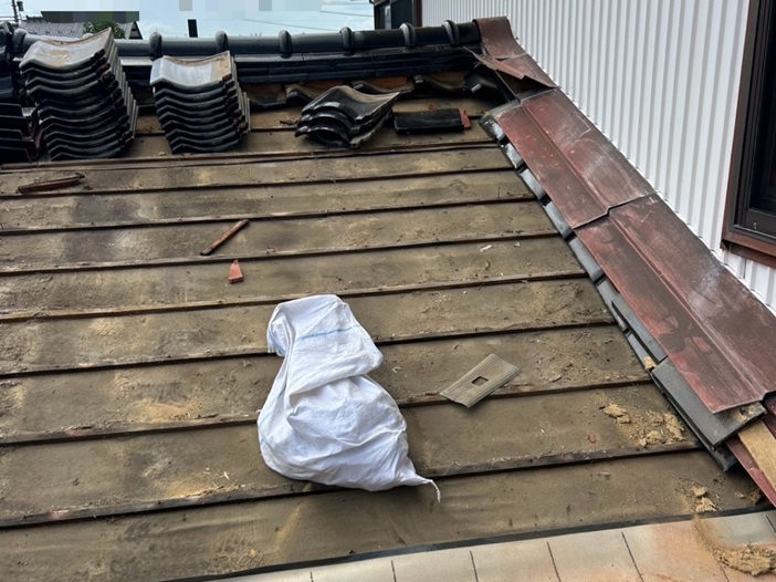 瓦屋根の瓦を取り外していきます