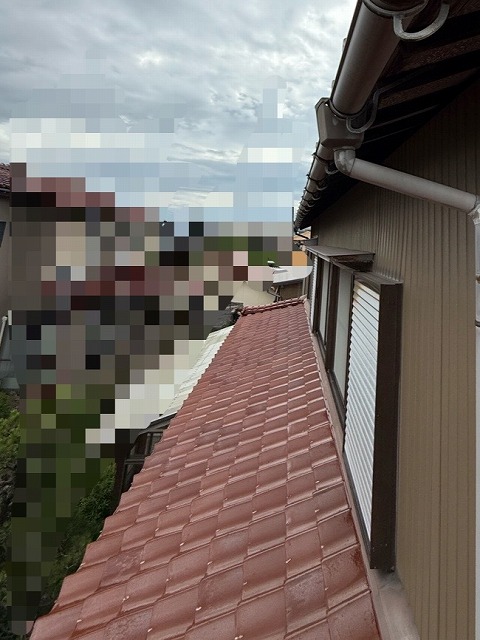 全体的に歪んだ瓦屋根