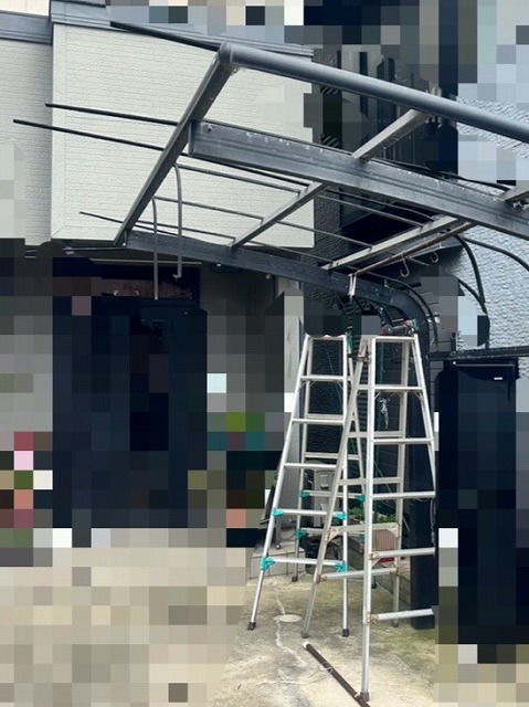 片流れカーポート　屋根パネル交換　パネル撤去