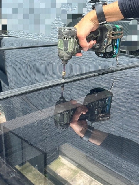 片流れカーポート　屋根パネル交換　ビス止め