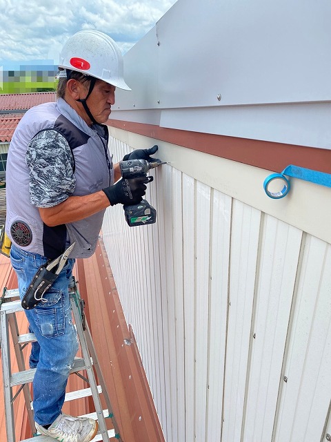 雨漏り　工場　見切板金　取付