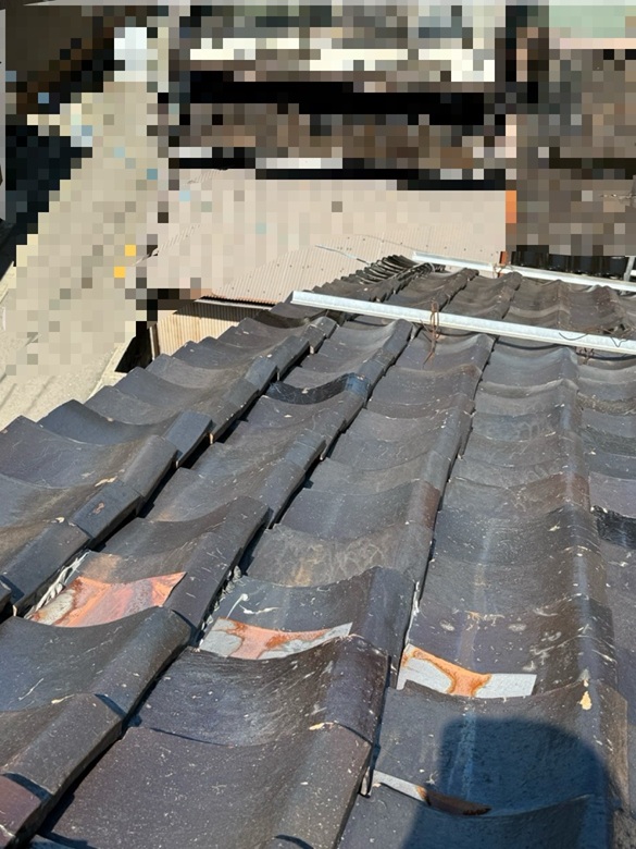 瓦にガタつきがあります