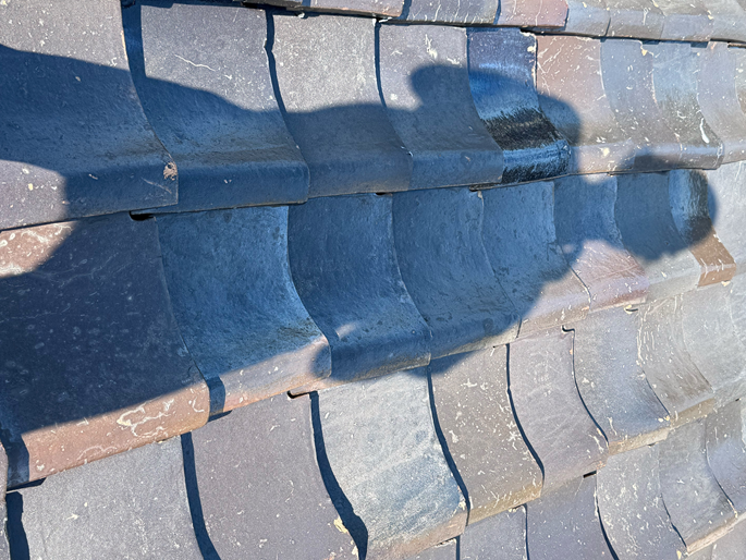 瓦にガタつきがあります