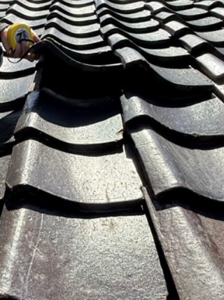 瓦をめくります