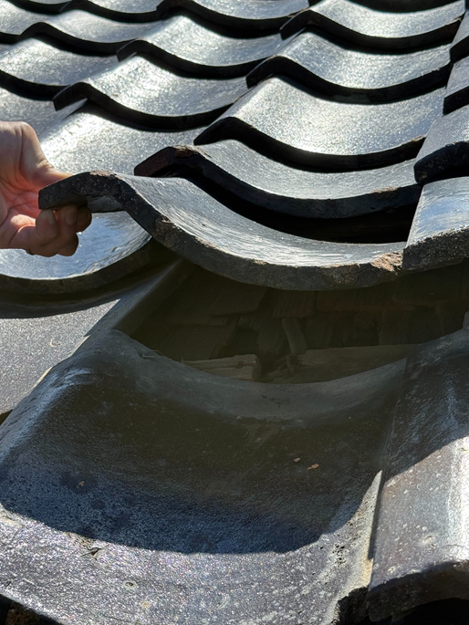 屋根の木下地が傷んでいます