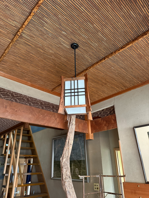 玄関の天井から雨漏り