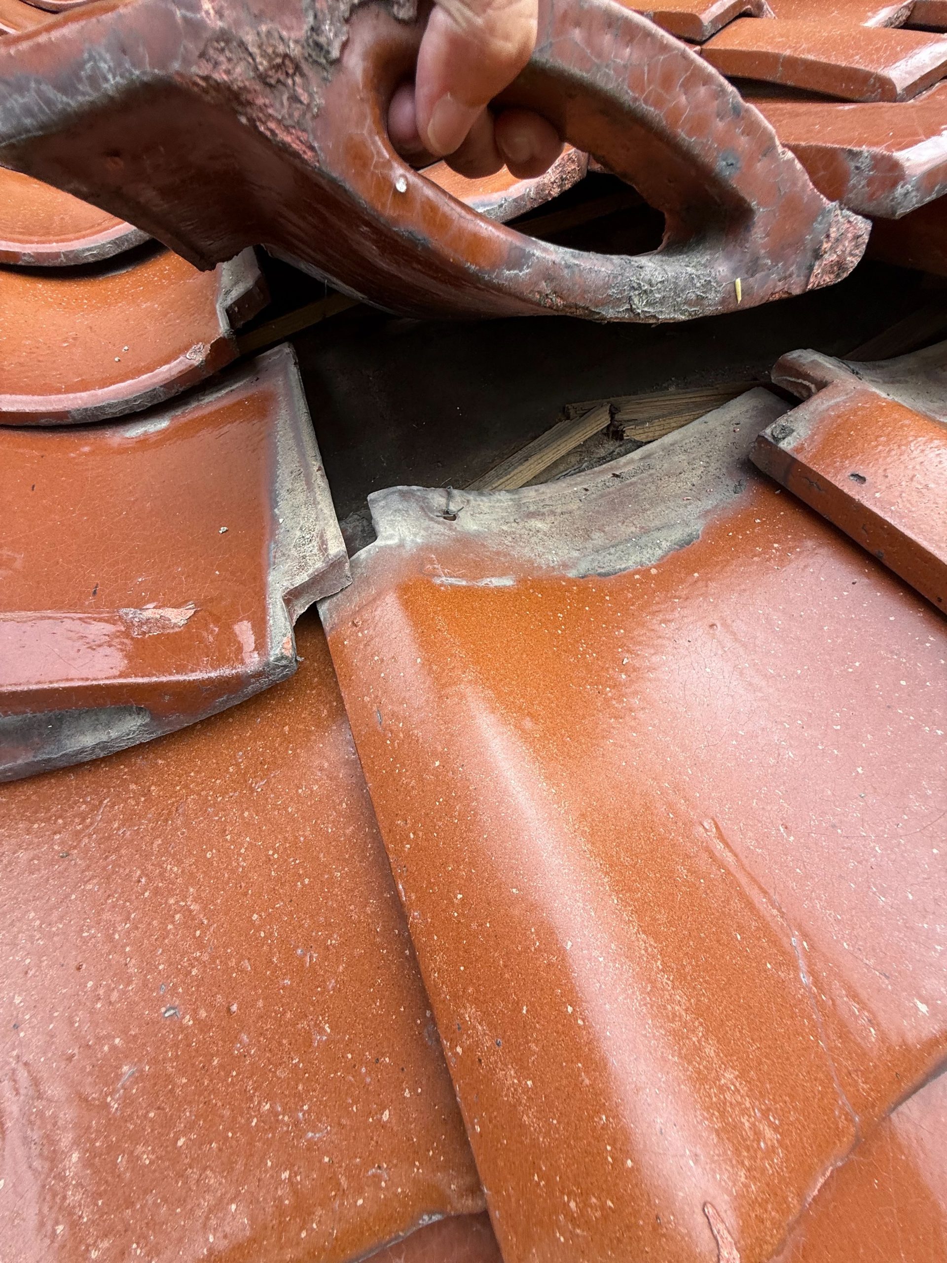 縁側の雨漏り上の瓦もガタついていました