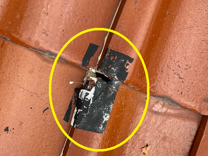 瓦のすき間に防水テープ