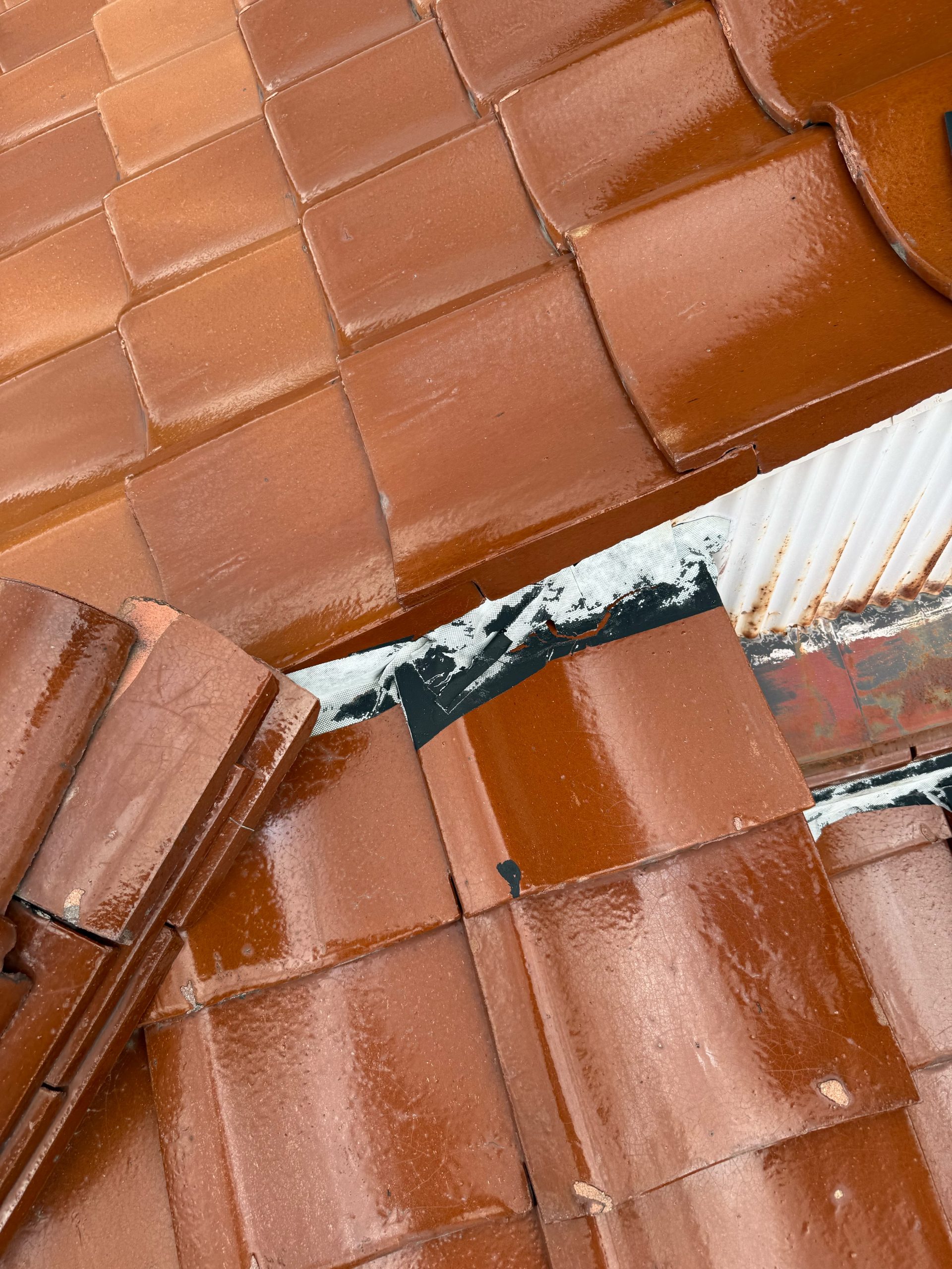 屋根と屋根の取り合いに防水テープ