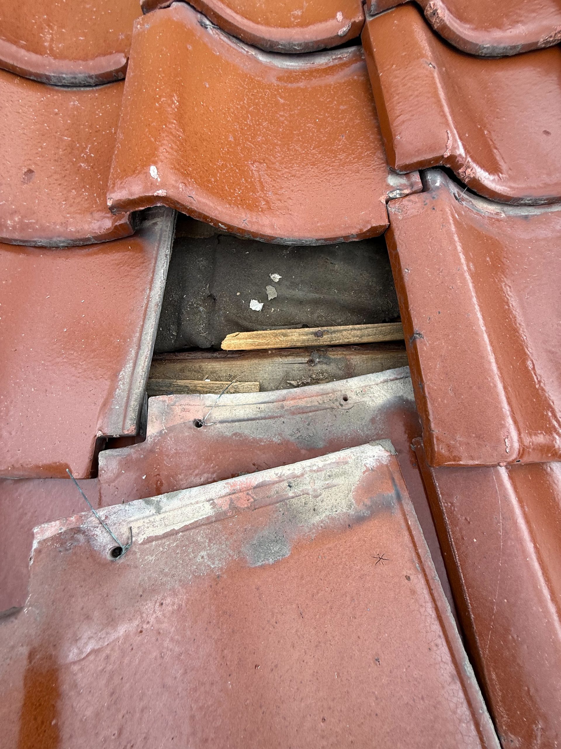 瓦を固定している銅線も切れています