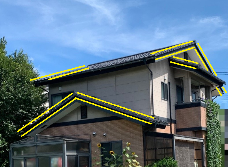 屋根の端(ケラバ部分)に設置されているのが袖瓦です。袖瓦を固定している釘が浮いてきています。