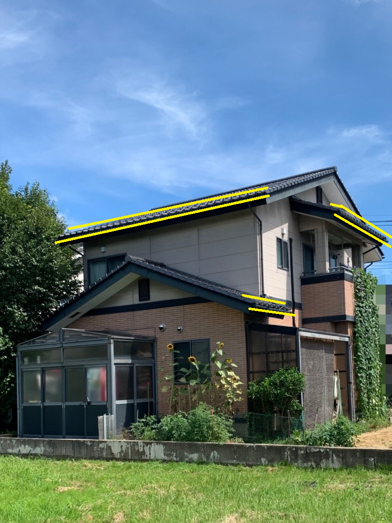 屋根の先端（軒先）に設置されているのが軒先瓦です。軒先の瓦も釘が浮いていました。