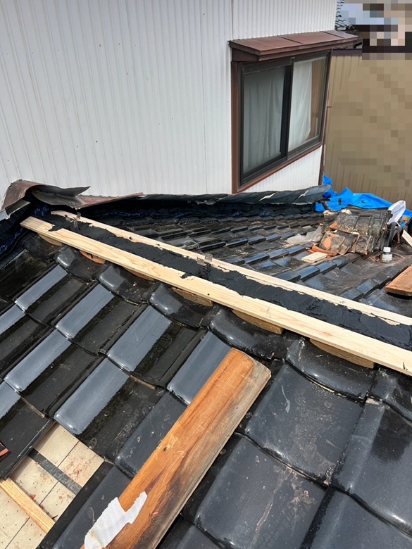 南蛮漆喰を詰めて角材を乗せます