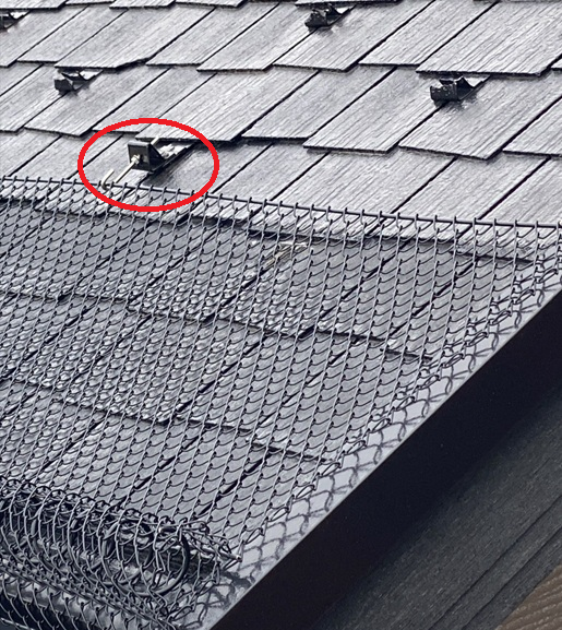 屋根の雪止めにゆきもちくんの金具を取り付けました