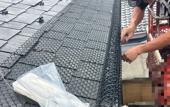 高所作業車でゆきもちくんを設置