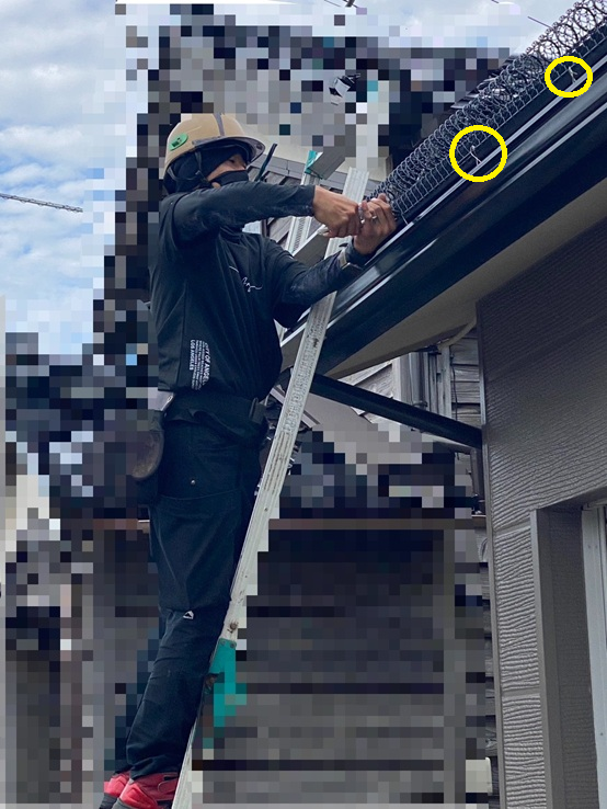 雨樋の金具にステンレス線で固定