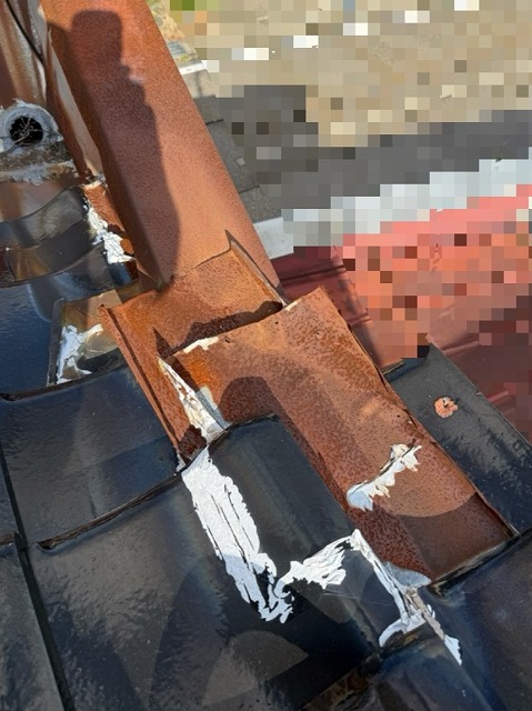 雨漏り　屋根　水切り笠木取合板金劣化　施工前