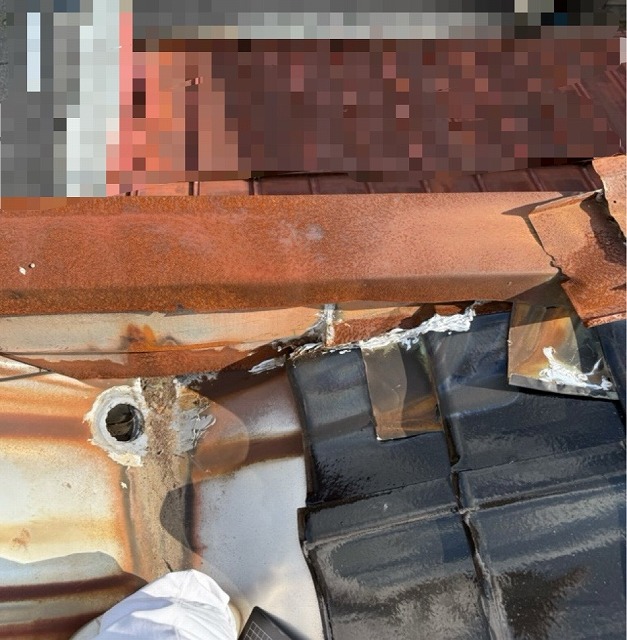 雨漏り　屋根　水切り笠木取合板金劣化　施工前