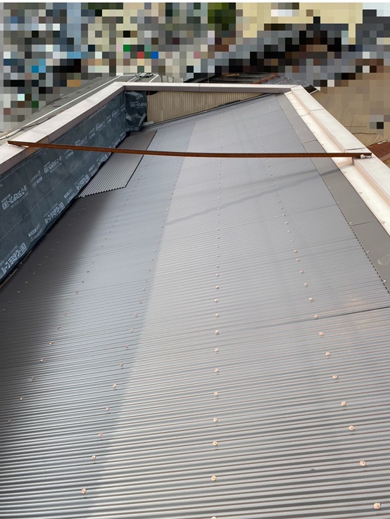 屋根葺き替え　SGLガルバリウム鋼板の波板設置