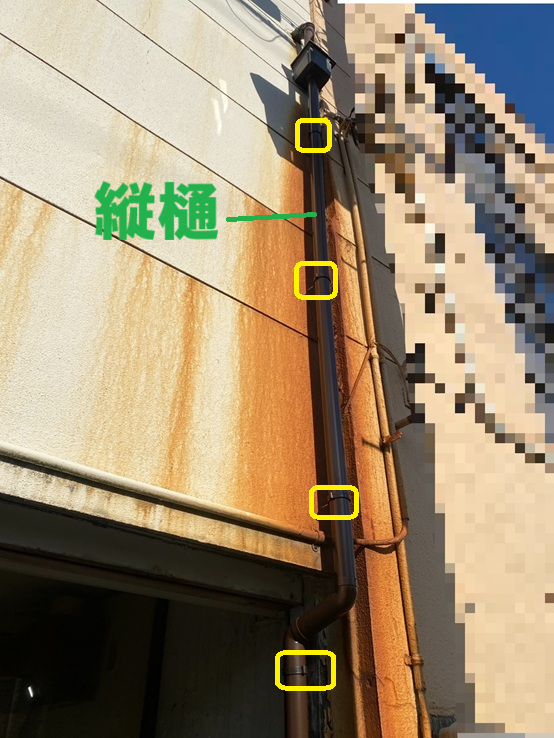 縦樋を縦樋バンド金具で固定