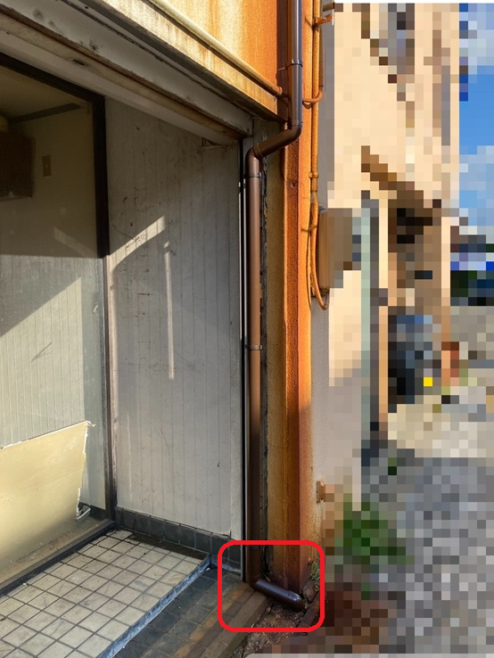 雨水は縦樋を通り、排水されます