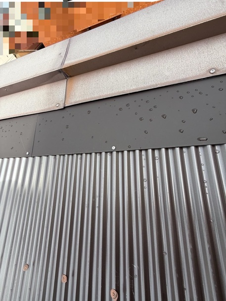 棟板金と屋根のすき間に見切り板金を入れ込み設置しました