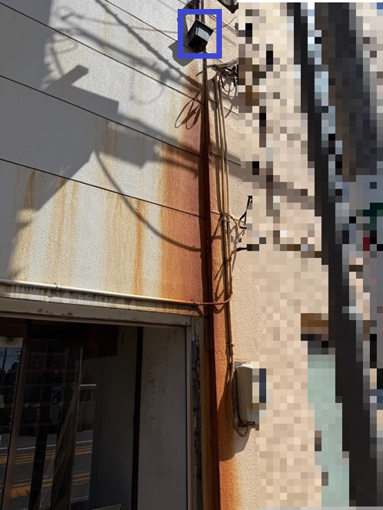 雨樋が外れています