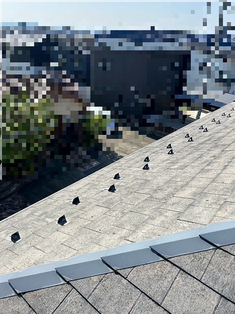 スレート屋根　カバー工事　施工前　雪止め