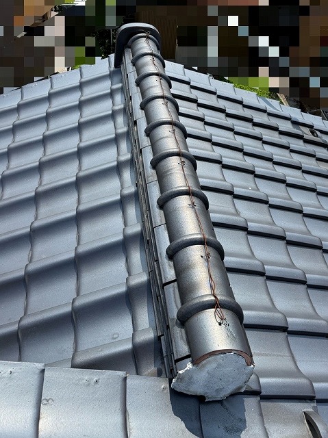 黄色　棟積み直し工事　棟歪み　施工前