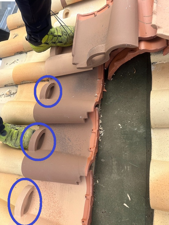 雪止め瓦に差し替えビスで固定