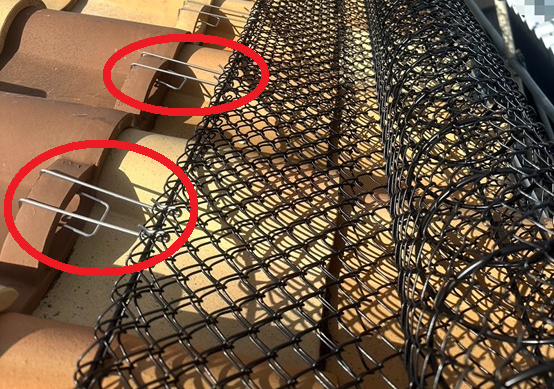 雪止め瓦に金具を取り付け、ゆきもちくんを固定