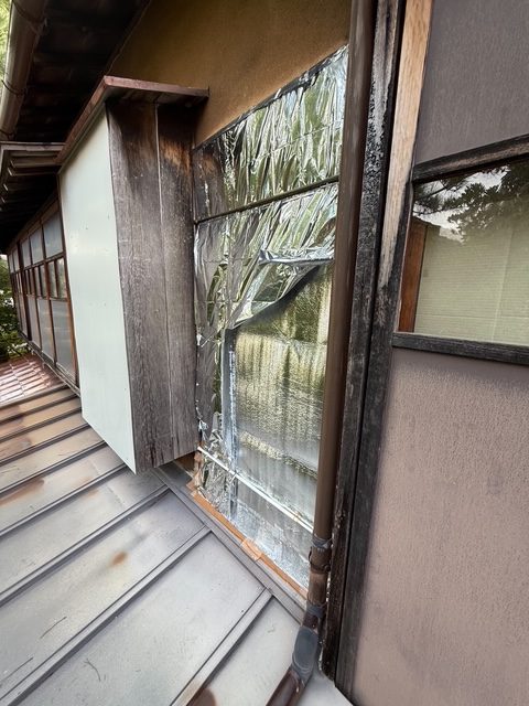 板の外壁が傷んでおり、ここから雨が入ってくるそうです