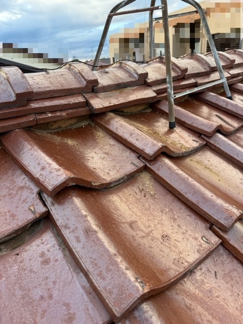 棟瓦、平瓦が歪んでいます