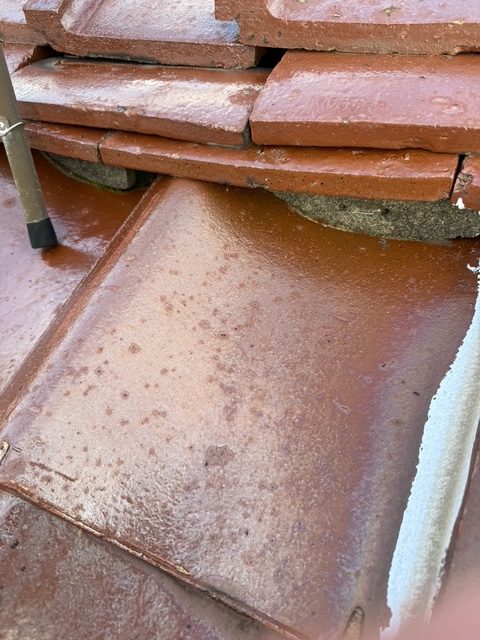 棟瓦、平瓦が歪んでいます