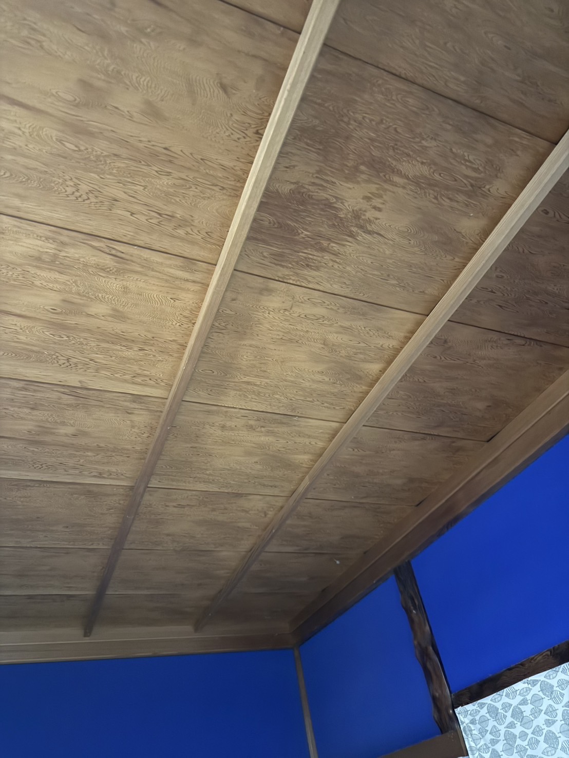 屋根裏は乾いていましたが、雨の時に濡れるようです。