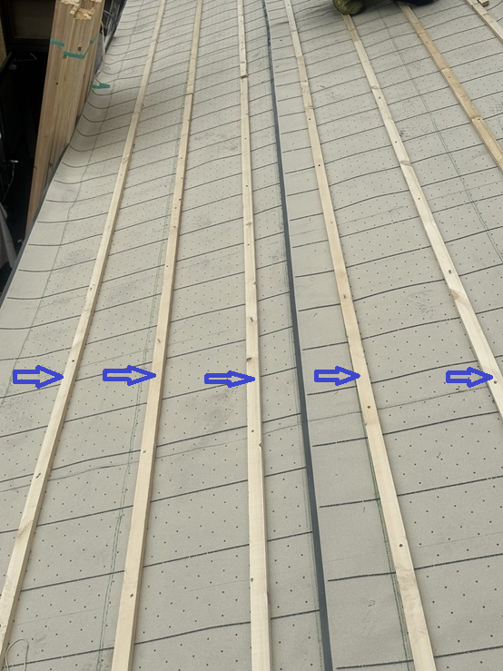 瓦用防水シートと瓦桟を設置